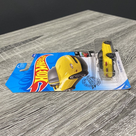 Hot Wheels | Roadsters #1/5: ‘91 Mazda MX-5 Miata - 1:64 Scale Diecast - Picture 3 of 10